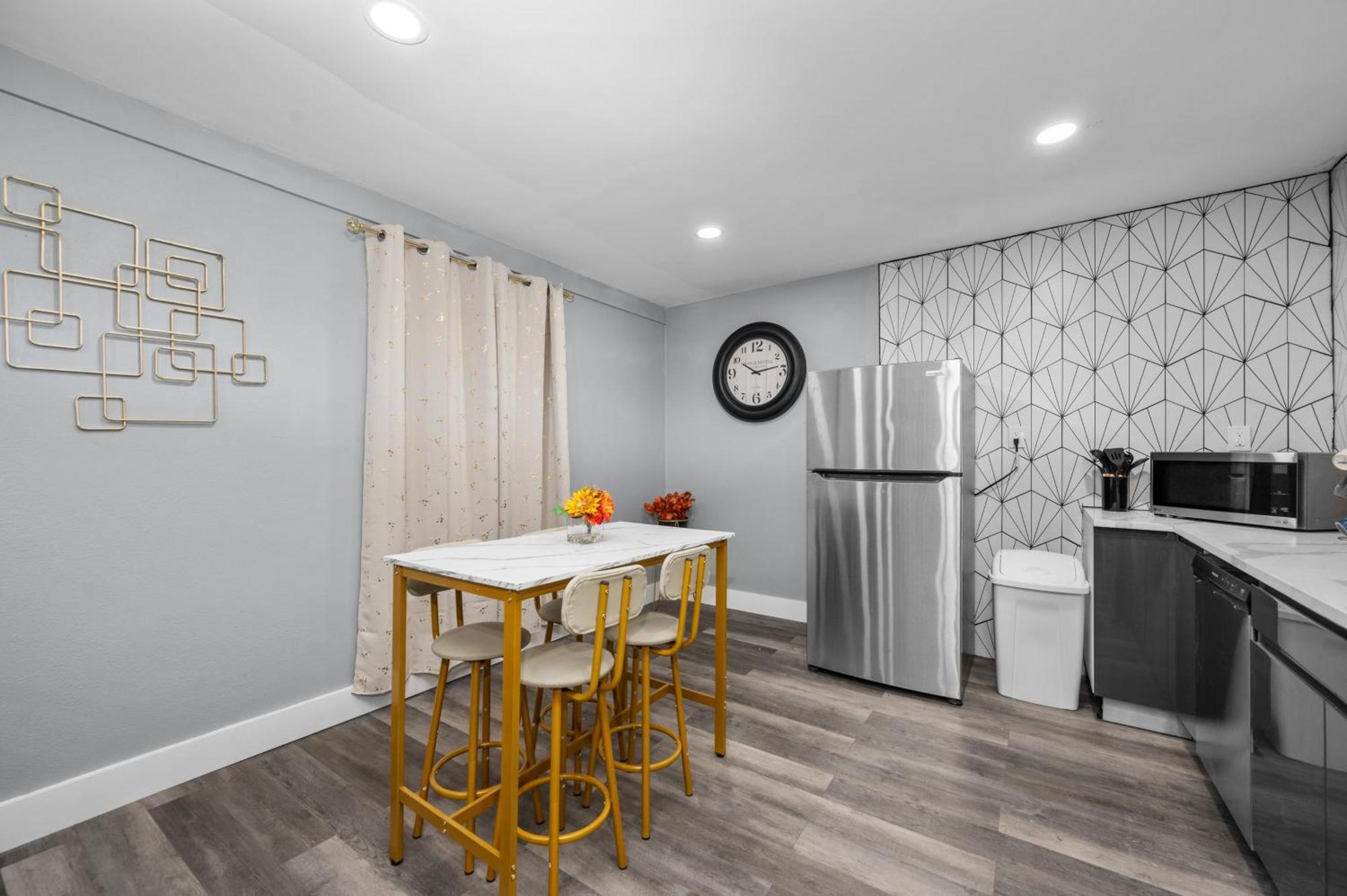 Modern 2Br City Center Getaway With Free Park 휴스턴 외부 사진