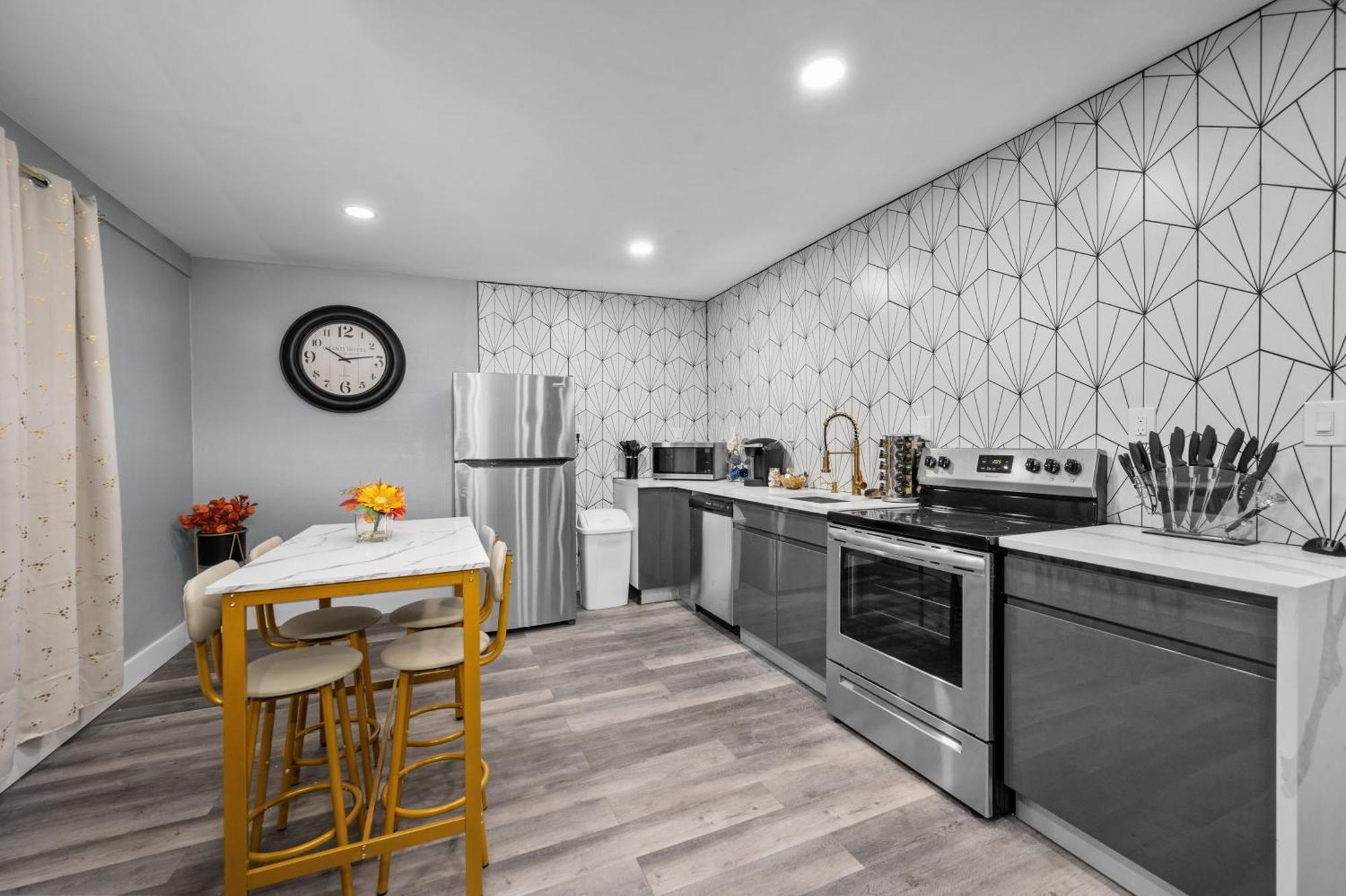 Modern 2Br City Center Getaway With Free Park 휴스턴 외부 사진